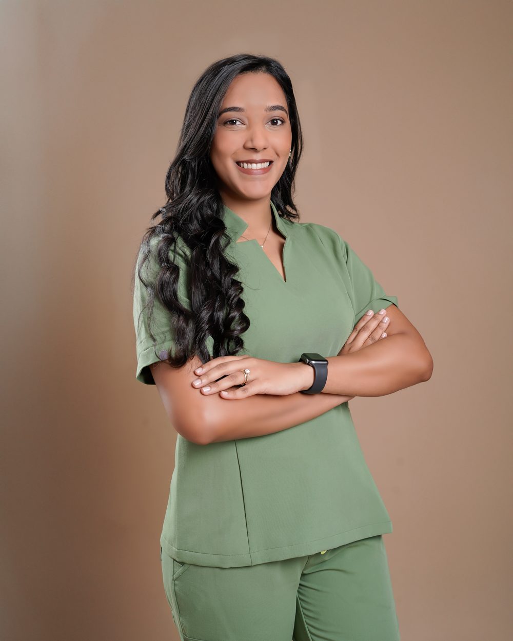 Dra. Yeirilyn Sosa, otorrinolaringóloga, sonriendo con los brazos cruzados